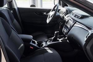 volante y panel frontal. nuevo interior de automóvil de lujo moderno. diseño y tecnología foto