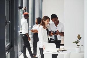 mirando a la cámara. grupo de empresarios afroamericanos que trabajan juntos en la oficina foto