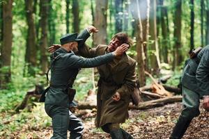 ternopil, ucrania - junio de 2020 filmación de la película del ejército insurgente ucraniano upa. fotos del backstage. escena de lucha