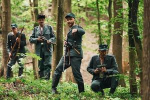 ternopil, ucrania - junio de 2020 filmación de la película del ejército insurgente ucraniano upa. fotos del backstage. soldados jóvenes y viejos con armas están atacando