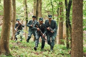 ternopil, ucrania - junio de 2020 filmación de la película del ejército insurgente ucraniano upa. fotos del backstage. soldados jóvenes y viejos con armas están atacando