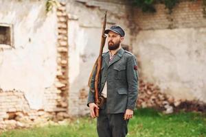 ternopil, ucrania - junio de 2020 filmación de la película del ejército insurgente ucraniano upa. fotos del backstage. joven soldado con arma cerca del edificio antiguo