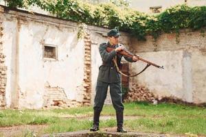 ternopil, ucrania - junio de 2020 filmación de la película del ejército insurgente ucraniano upa. fotos del backstage. joven soldado con arma