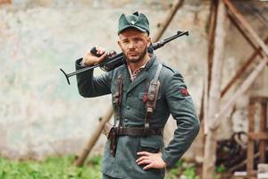 ternopil, ucrania - junio de 2020 filmación de la película del ejército insurgente ucraniano upa. fotos del backstage. joven soldado con arma