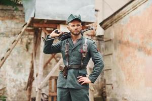 ternopil, ucrania - junio de 2020 filmación de la película del ejército insurgente ucraniano upa. fotos del backstage. joven soldado con arma