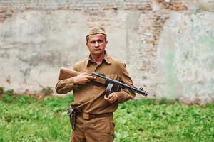 ternopil, ucrania - junio de 2020 filmación de la película del ejército insurgente ucraniano upa. fotos del backstage. joven soldado con arma