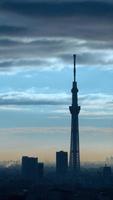 tokyo sky tree silueta edificio y puesta de sol con cielo y nubes. foto