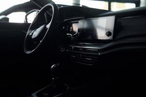 interior de la parte delantera. Cerrar vista enfocada de nuevo automóvil negro moderno foto