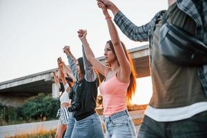 hermoso amanecer. grupo de jóvenes que protestan que se unen. activista por los derechos humanos o contra el gobierno foto