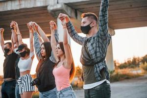 hermoso amanecer. grupo de jóvenes que protestan que se unen. activista por los derechos humanos o contra el gobierno foto