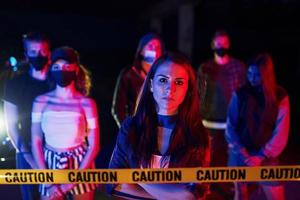 mujer tranquila parada frente a la multitud. grupo de jóvenes que protestan que se unen. activista por los derechos humanos o contra el gobierno foto