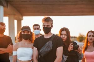 chico al frente de la multitud. grupo de jóvenes que protestan que se unen. activista por los derechos humanos o contra el gobierno foto