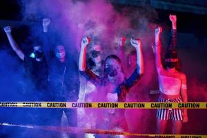 línea de policía y humo. grupo de jóvenes que protestan que se unen. activista por los derechos humanos o contra el gobierno foto