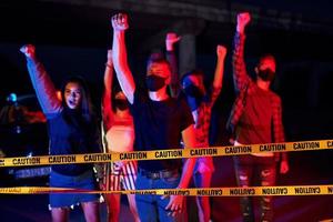 noche de alboroto. grupo de jóvenes que protestan que se unen. activista por los derechos humanos o contra el gobierno foto