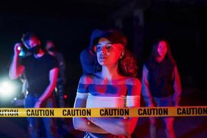 mujer tranquila parada frente a la multitud. grupo de jóvenes que protestan que se unen. activista por los derechos humanos o contra el gobierno foto