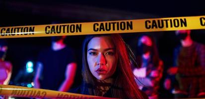 hermosa mujer cerca de la línea fronteriza de la policía. grupo de jóvenes que protestan que se unen. activista por los derechos humanos o contra el gobierno foto