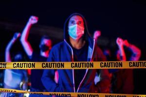 en máscaras protectoras. grupo de jóvenes que protestan que se unen. activista por los derechos humanos o contra el gobierno foto