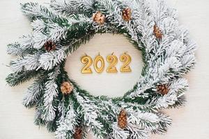 feliz año nuevo 2020. vista superior de la textura festiva de navidad con decoraciones foto