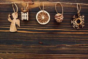 juguetes de madera. vista superior de la textura festiva de navidad con decoraciones de año nuevo foto