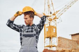 toma un descanso trabajador de la construcción en uniforme y equipo de seguridad tiene trabajo en la construcción foto