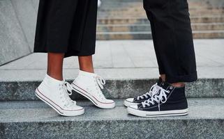 vista de cerca hombre con mujer afroamericana juntos en la ciudad al aire libre foto