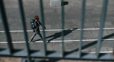 habla por teléfono. joven empresario exitoso en ropa formal gris está al aire libre en la ciudad foto