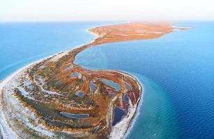 Tierra hermosa. vista aérea de la isla de jarilgach en ucrania. paisajes majestuosos foto