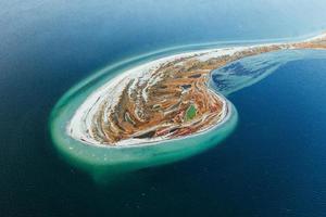 Tierra hermosa. vista aérea de la isla de jarilgach en ucrania. paisajes majestuosos foto