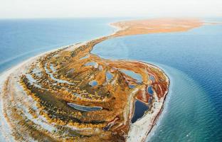 Tierra hermosa. vista aérea de la isla de jarilgach en ucrania. paisajes majestuosos foto