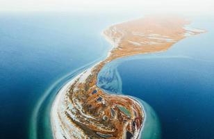 Tierra hermosa. vista aérea de la isla de jarilgach en ucrania. paisajes majestuosos foto