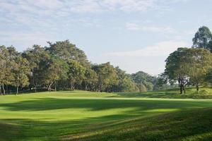 la belleza del campo de golf se ilumina con la luz de la mañana. foto