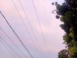 hermoso paisaje natural en el cielo azul, nubes blancas y muchos árboles verdes a su alrededor foto