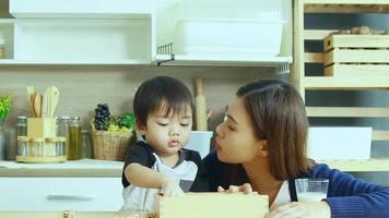 asiatico madre e figlio giocare di legno sega puzzle insieme felicemente. amore e relazione fra madre e bambino video