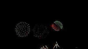celebración de fondo de fuegos artificiales exhibición de fuegos artificiales en el cielo nocturno y celebración del festival de alegría de año nuevo video