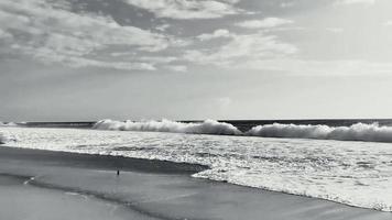 enormes olas de surfistas en la playa puerto escondido méxico. video
