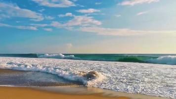 ytterst enorm stor surfare vågor på strand puerto escondido Mexiko. video