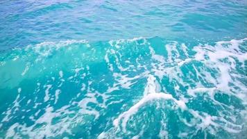 las olas y las burbujas en el agua de mar son causadas por el movimiento de los barcos video