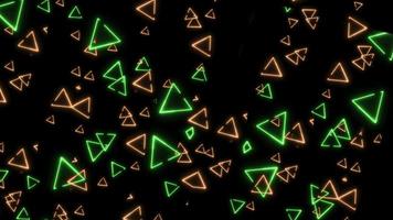 la abstracción de luz naranja verde triangular flota y se arremolina en el fondo negro video