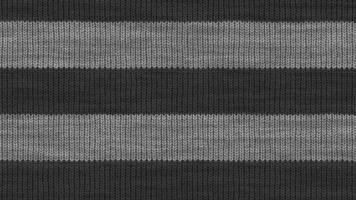 grau gestreifte gestrickte webende Hintergrundschleife. wolle strickwaren baumwolle textur. stoffmaterial stoffhintergrund. video