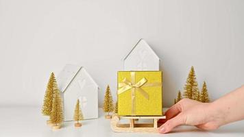 imágenes de vacaciones de invierno de caja de regalo en trineo que aparece en navidad o año nuevo video