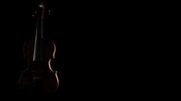 langsame Bewegung einer Geige in Bewegung auf schwarzem Hintergrund video