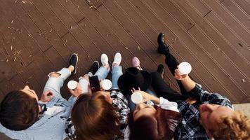 vista superior del grupo de jóvenes amigos alegres que están al aire libre divirtiéndose juntos foto