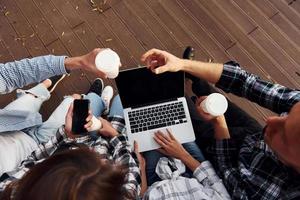 vista superior del grupo de jóvenes amigos alegres que están al aire libre divirtiéndose juntos foto