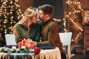 cercanía de la gente. joven pareja encantadora tiene una cena romántica en el interior juntos foto