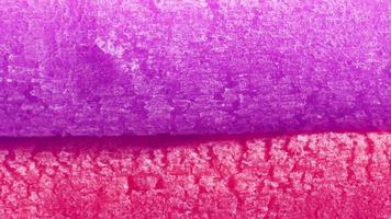 boucle de texture de chewing-gum de couleur rouge écarlate violet. fraîcheur fond délicieux gommeux. toile de fond délicieuse. gros plan macro. video