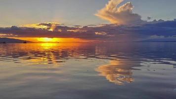 línea de horizonte perfecta con vista al mar desde la playa de la isla video