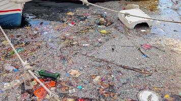lixo e lixo plástico de cor verde acumulado à beira-mar video