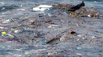 basura y basura plástica de color verde acumulada en la orilla del mar video