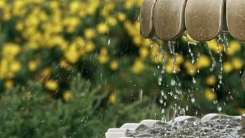 fuente de mármol y gotas de agua video