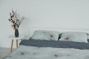 cama gris. interior y diseño de hermoso dormitorio moderno durante el día foto